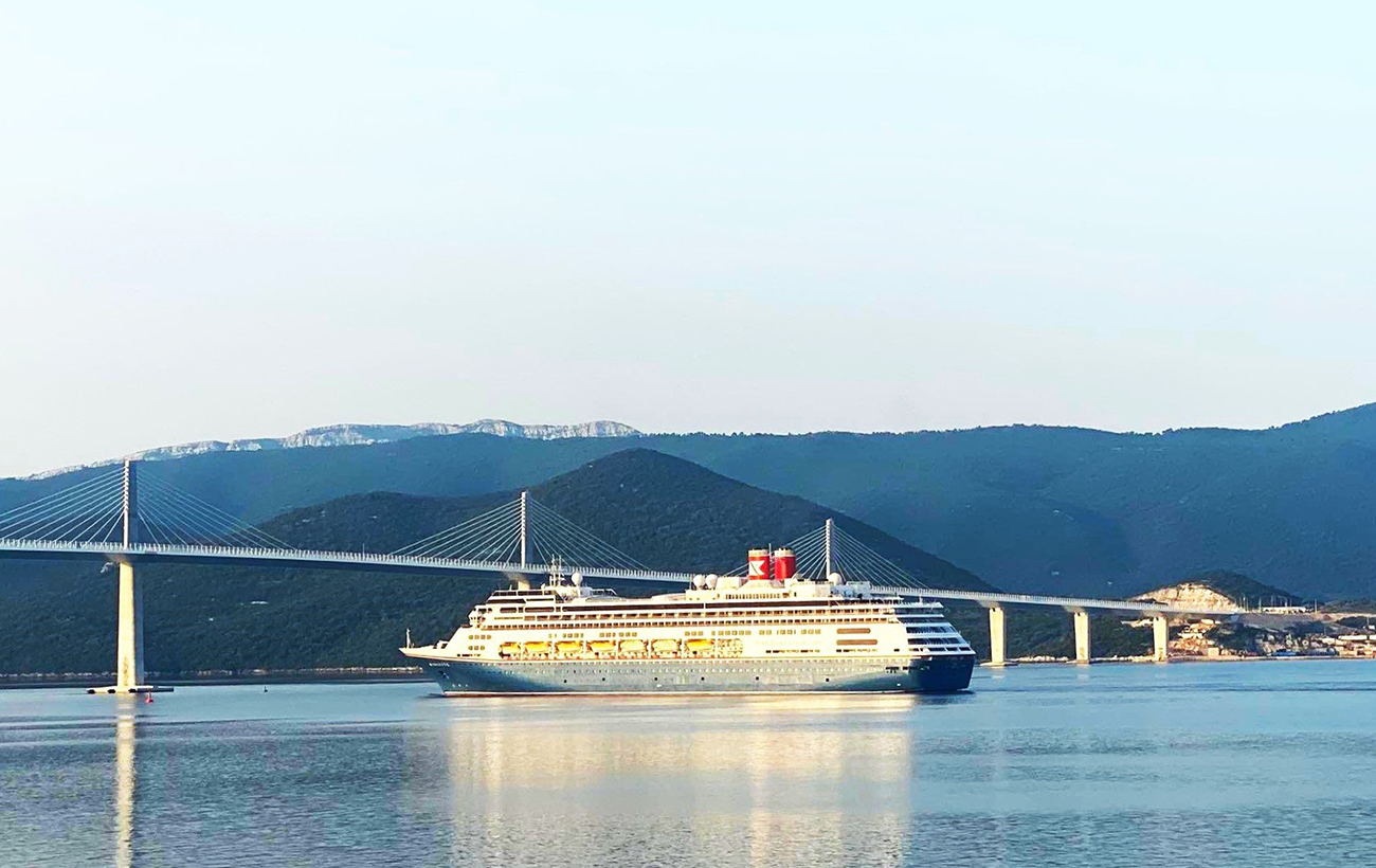 Лайнер вперше пройшов під новим мостом у Хорватії. Чим він унікальний